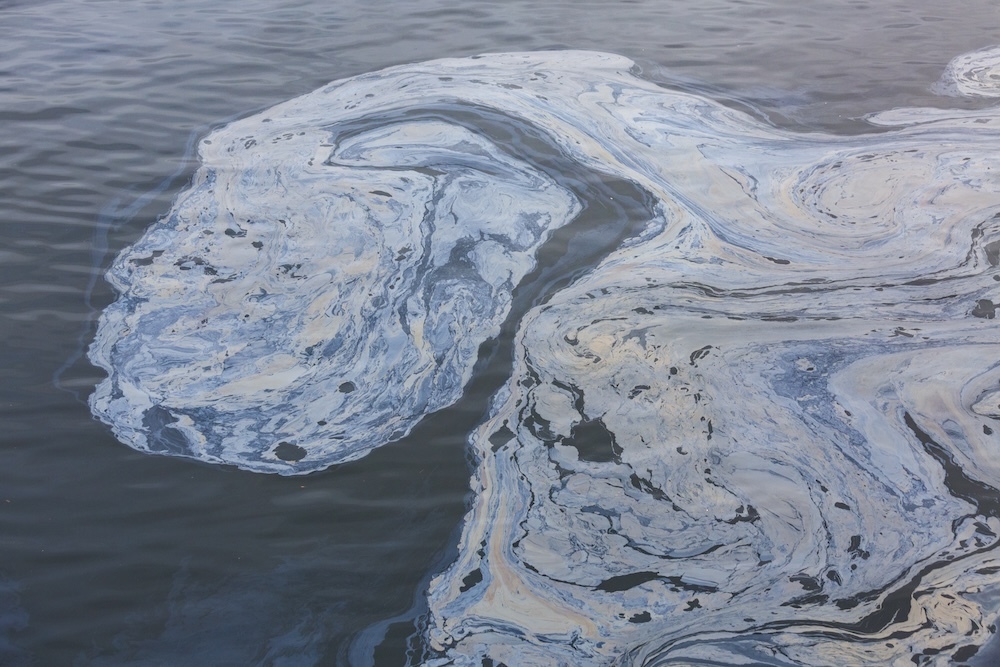 layer of oil on top of ocean water
