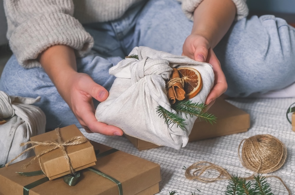 Person wrapping a gift without plastic