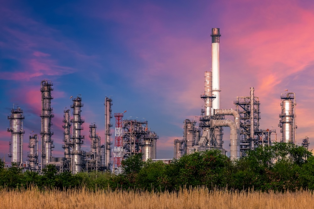 industrial refinery polluting the air