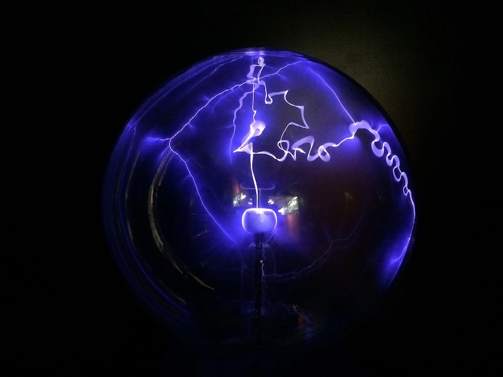 electricity flowing through light bulb