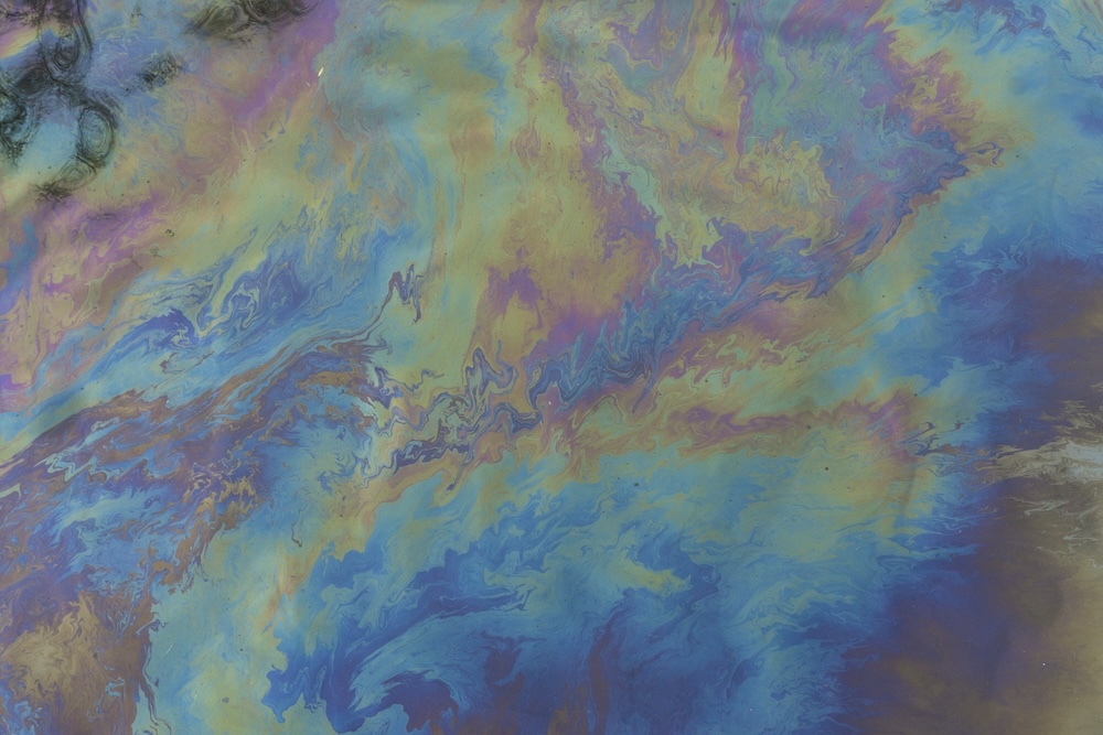 Oil spill in river similar to ocean oil spills