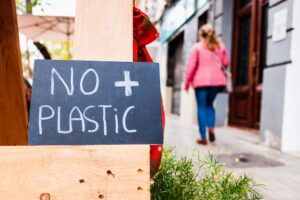 Black sign with white chalk that says no plastic