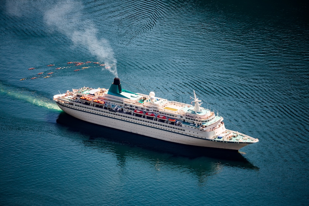 cruise liner in the ocean polluting the air