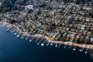 homes in a neighborhood near the coastline