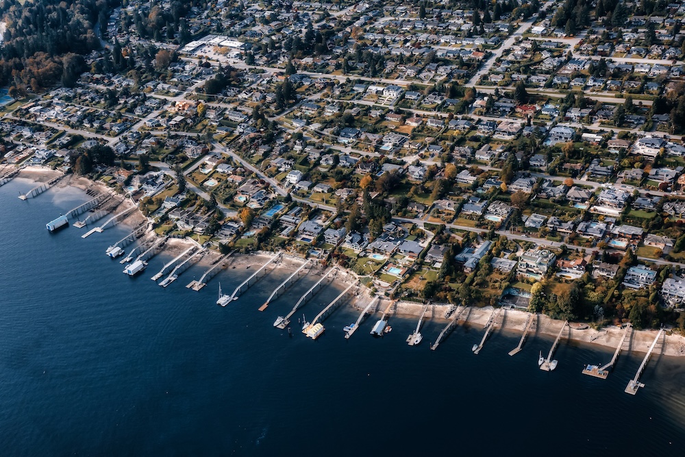 homes in a neighborhood near the coastline