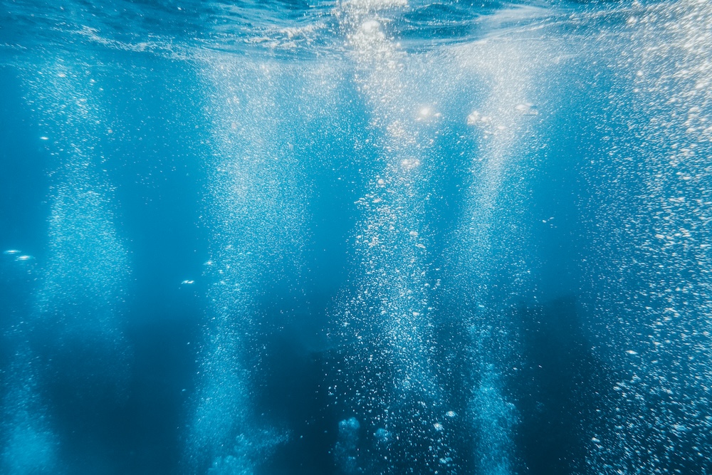 air bubbles in the blue ocean