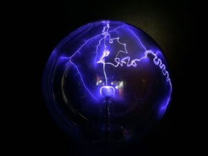 electricity flowing through light bulb